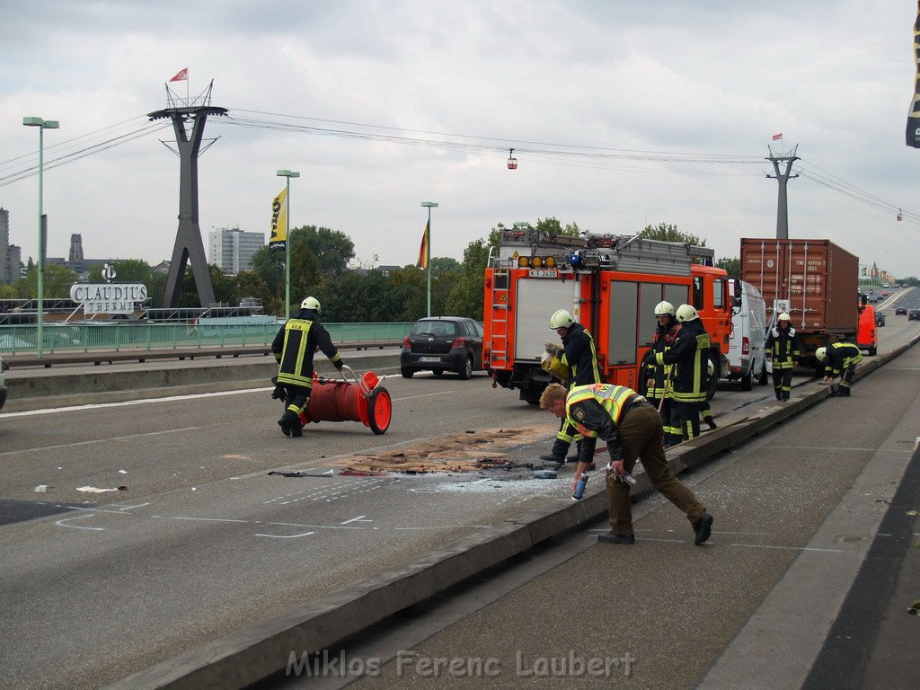 VU Transporter Lkw Zoobruecke Rich Koeln    P01.JPG